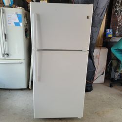 GE White Top-Freezer Refrigerator