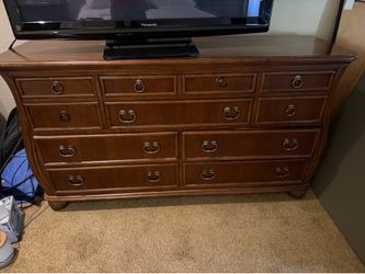 Broyhill dresser w/8 drawers