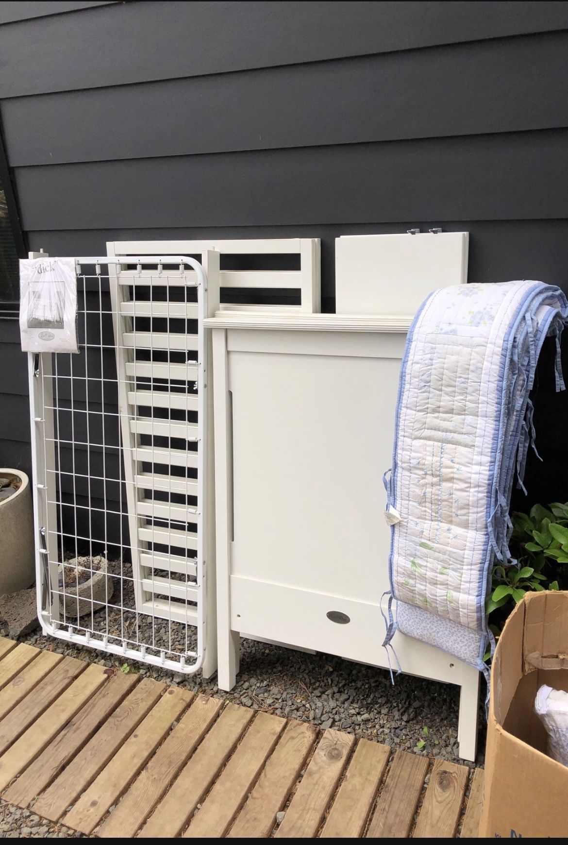 Brat decor baby crib