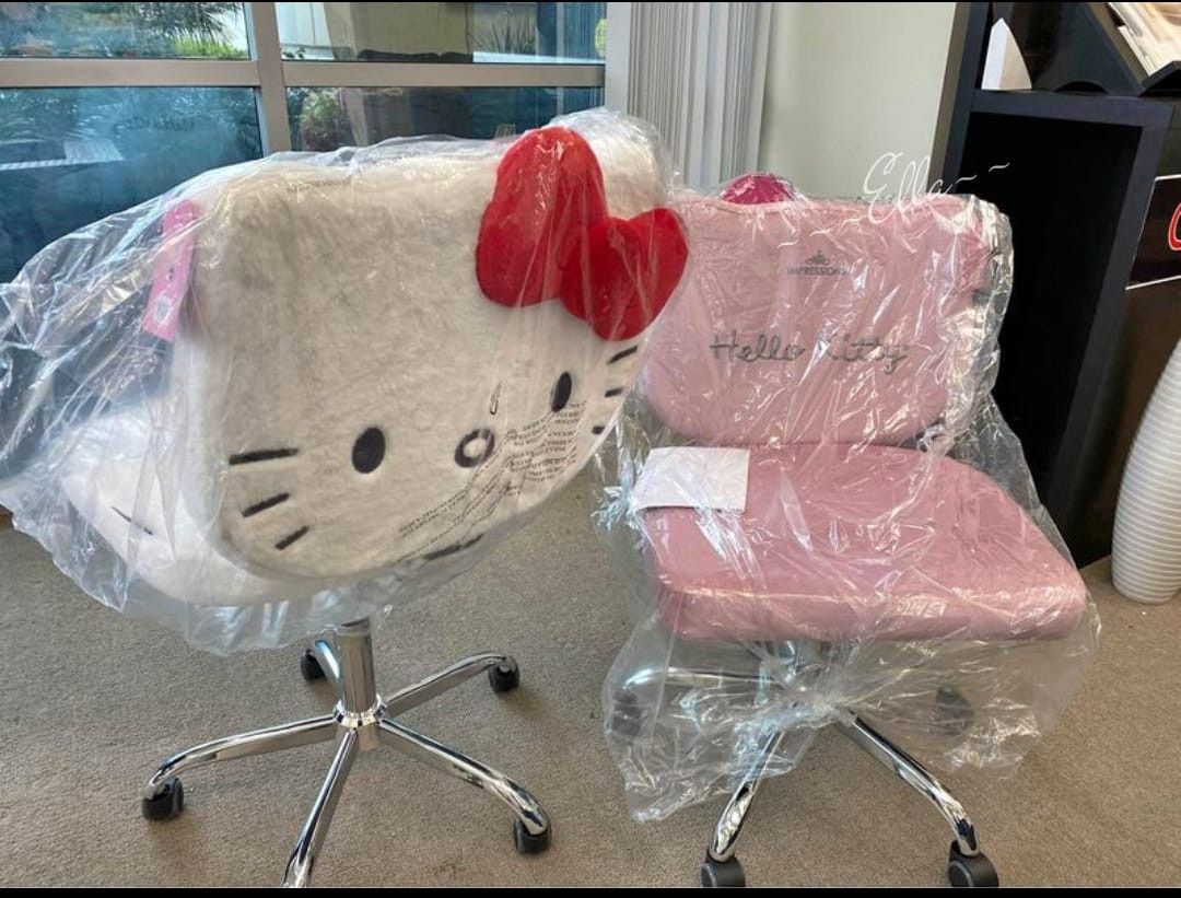 Hello Kitty® Sherpa Swivel Vanity Chair
Impressions Vanity$10 Down Payment And Financing Available