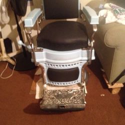 Reconditioned Antique 1927 Koken Barber Chair for sale. Great for game rooms and decoration. In working condition.