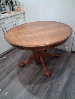 OAK DINING ROOM TABLE  ROUND , CLAW FOOTING