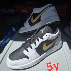 5y - Jordan 1s low top - White black and gold