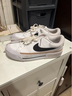 New Women’s Nikes size 8