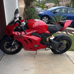 2023 Ducati Panigale V4