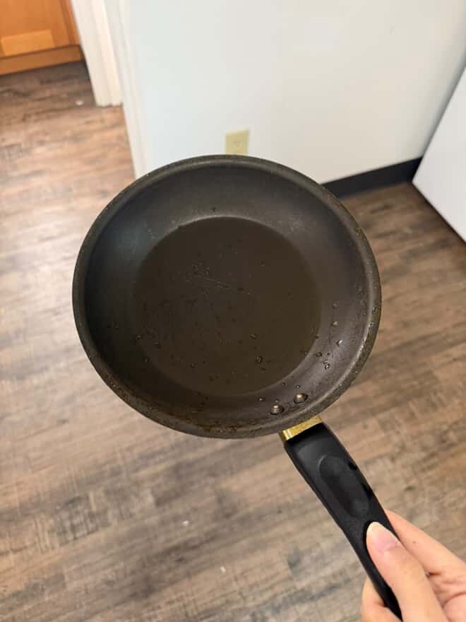 Kitchenware (pan, pot, plates, bowls)