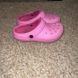 Crocs Kids Classic Lined Clogs size 1. Fur on inside is matted. Logo on black buttons is worn off. They have some scuffs & are a lil dirty see pics 