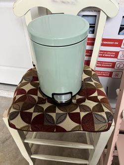 Small Pedestal Trash Can 