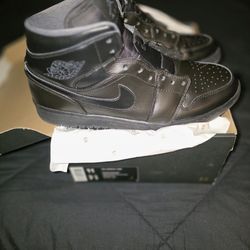 Price Drop Air Jordan 1 Mid Black Size 11 – Great Condition
