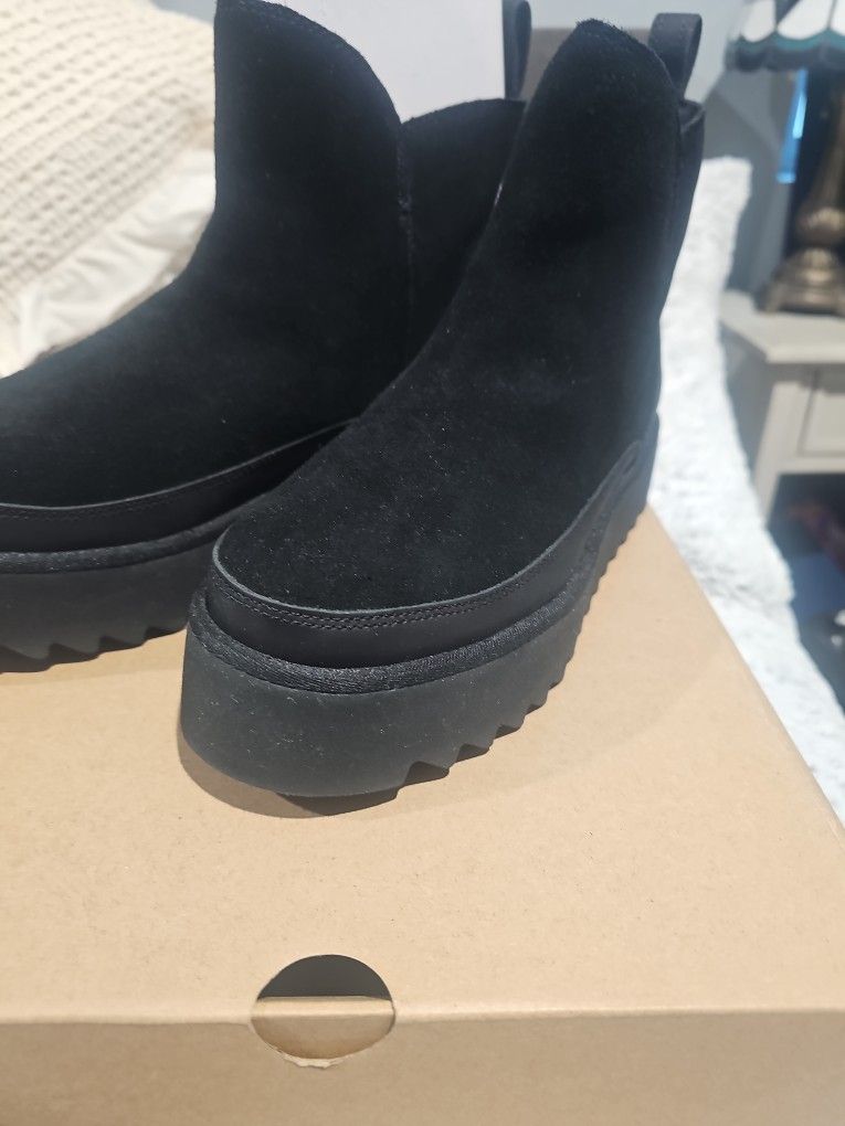 Uggs NEW SHORT BLACK UGGS SIZE 8