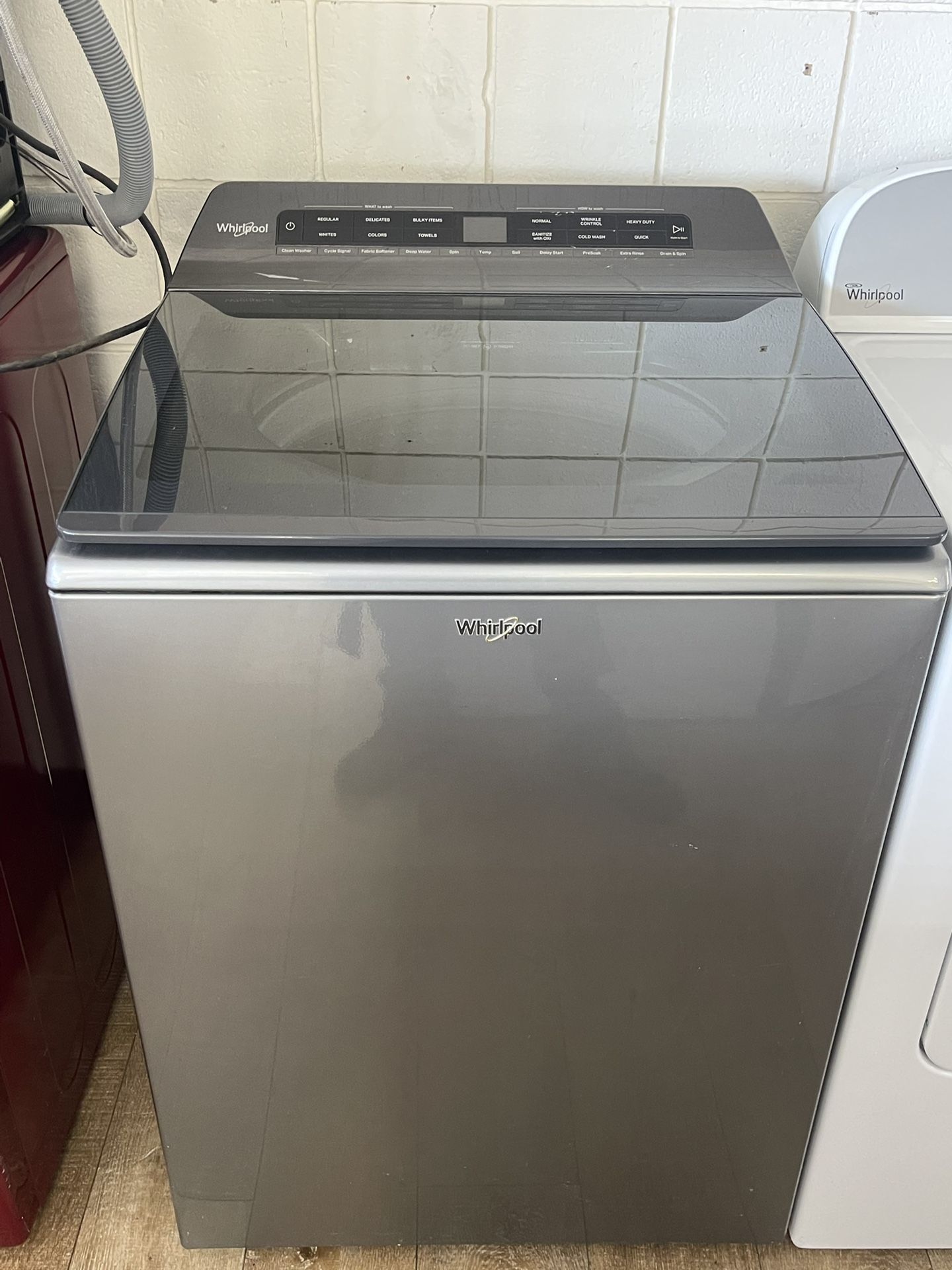 Digital Whirlpool Washer In Excellent Condition