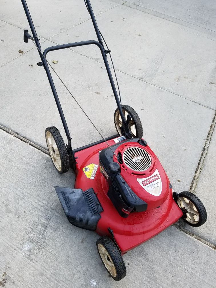 Craftsman lawn mower 6.25hp 199 cc gold edition for Sale in Arlington