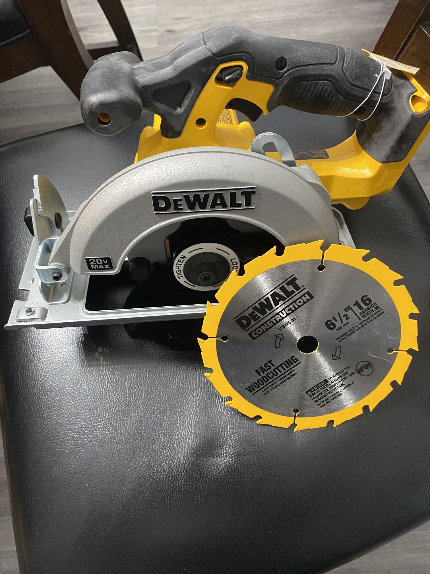 DEWALT 20V MAX CIRCULAR SAW 6-1/2 NEW BLADE INCLUDED HEAVY DUTY TOOL ONLY $100 FIRM NEW