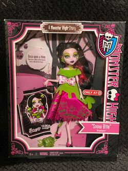 Monster High Scarily Ever After Snow Bite Draculaura