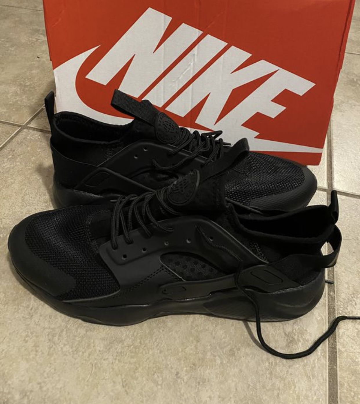 NEW Nike Huraches 👟 Size 10 MEN