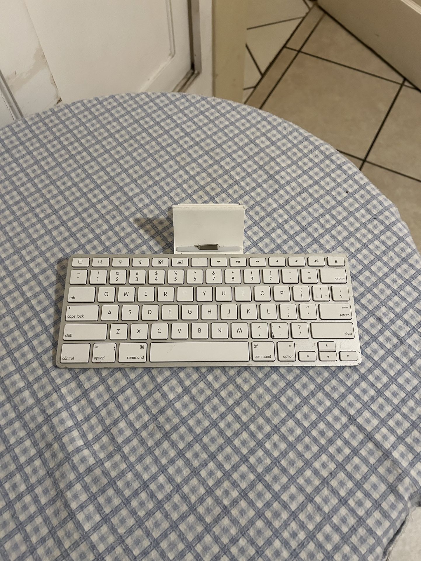Official Apple Dock Keyboard – Compatible with iPad 1/2/3