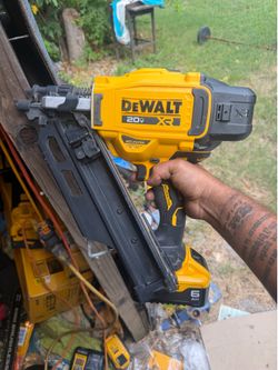 Dewalt 30 degree framing nailer with battery and charger