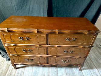 VINTAGE CHEST OF DRAWERS