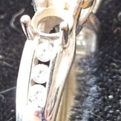 14k White Gold Engagement Ring 3 10pt diamonds on each side. 3.9 Grams 14kt