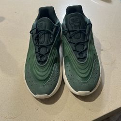 Men’s Size 9.5 Two Tone Green And Tan Adidas Ozelia. 