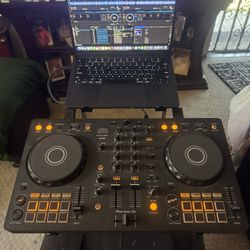 Pioneer DDJ-FLX 4 with stand