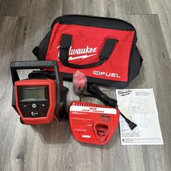 Milwaukee M-12 Compact Inflator/ M-12 Charger/ CP2.0 Battery/ Case