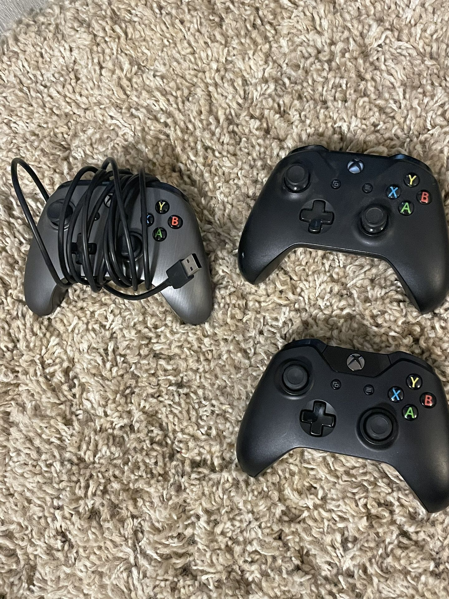 3 Xbox One Controllers 