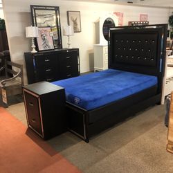 Six piece full bedroom set