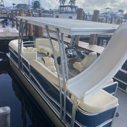 Pontoon Boats 25-27 Feet