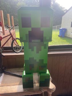 Minecraft Creeper mini fridge-12 cans-lights up!