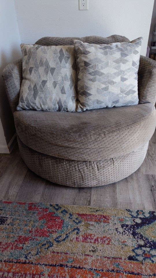 Cozy Oversized Swivel Chair – Plush & Stylish!