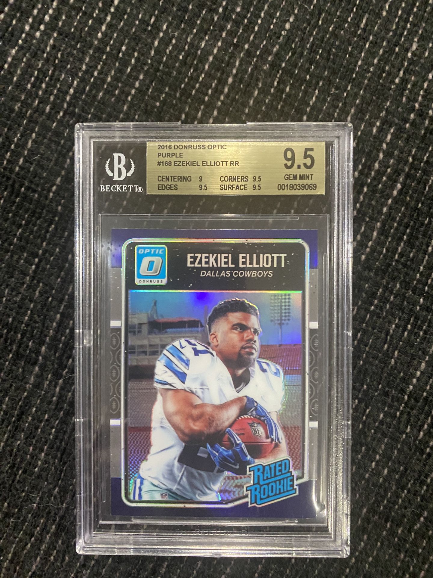 2016 Optic Football Purple RC#168 Ezekiel Elliott BGS 9.5