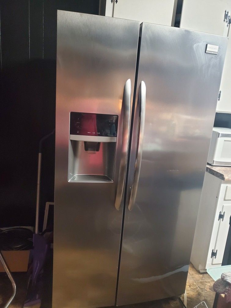 Frigidaire side by side refrigerator/freezer