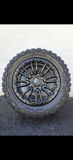 20" FUEL REBEL rims w/ 33" M/T tires