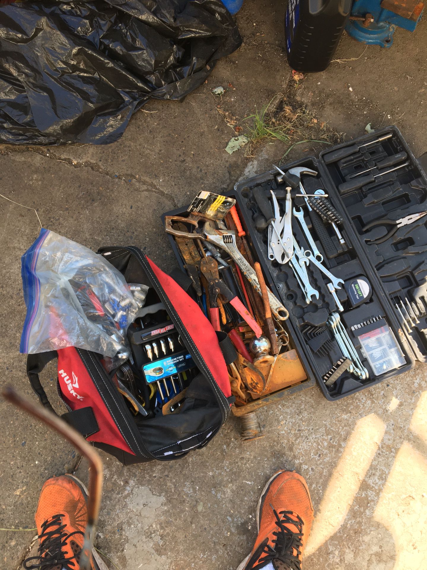 Bag with all tools pictured