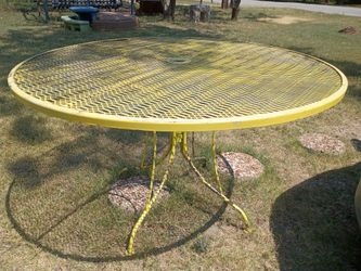 Large 4 FT Round Patio Table!