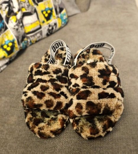 UGG Oh Yeah Slippers Leopard Print Fuzzy Slides Women's Size 7Flaunt your wild side in comfort with these UGG