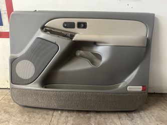 2000 to 2002 Yukon Tahoe Sierra RH Front Gray Door Panel