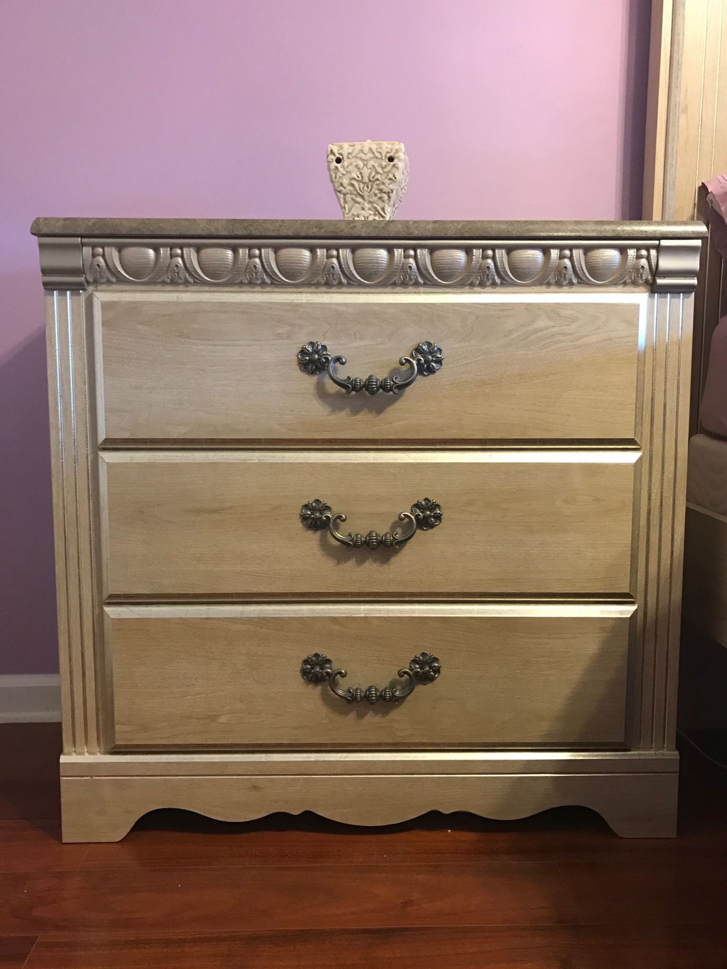 Queen sized bedroom set - 7 pieces