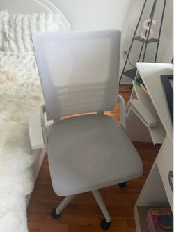 Modern White Ergonomic Office Chair – Excellent Condition