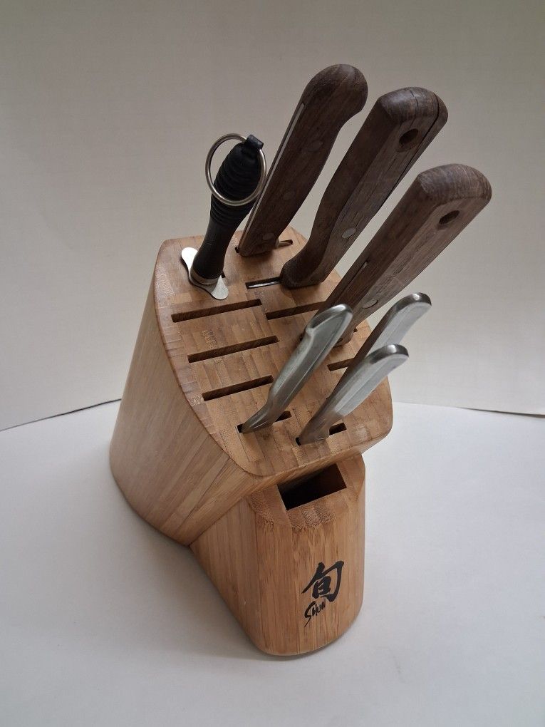 misc NON MATCHING knives in a knifeblock with a knife sharpener $10