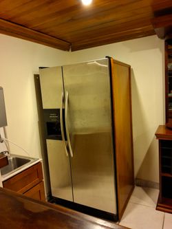 Kitchen refrigerator working