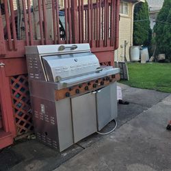 Grill With 7 Burners,  Propane Gas And Natural Gas Usage,