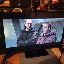 INSIGNIA 24 INCH WIDE SCREEN TV WITH ORIGINAL REMOTE CONTROL 