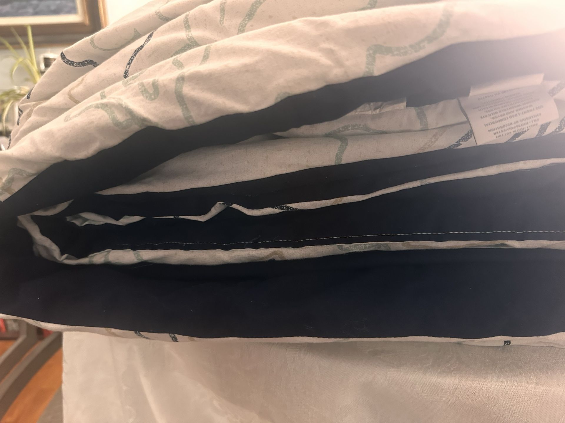 THRESHOLD  COMFORTER ,FULL/QUEEN  Finished Size 90”X94”