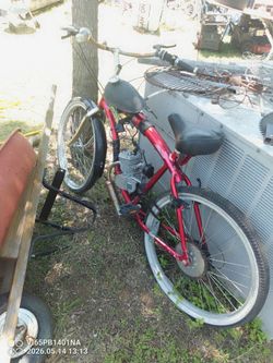Bicicleta con motor si jala pero necesita arreglo barata $150 dlls