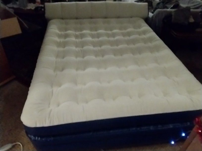 AeroBed Elevated Premier Mattress with Headboard and Built-In Pump, Queen (AZFS)