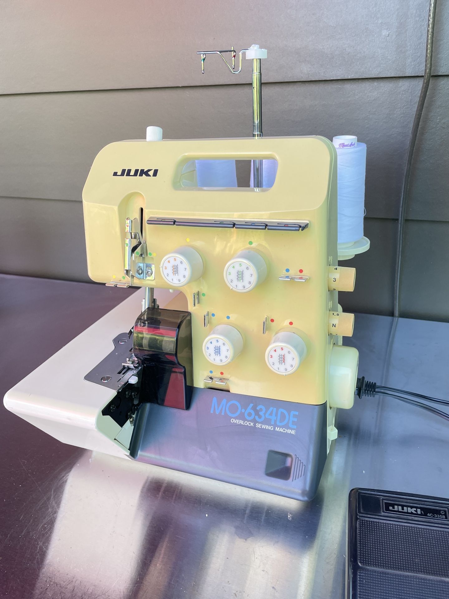 JUKI MO-634DE Overlock Serger Sewing Machine