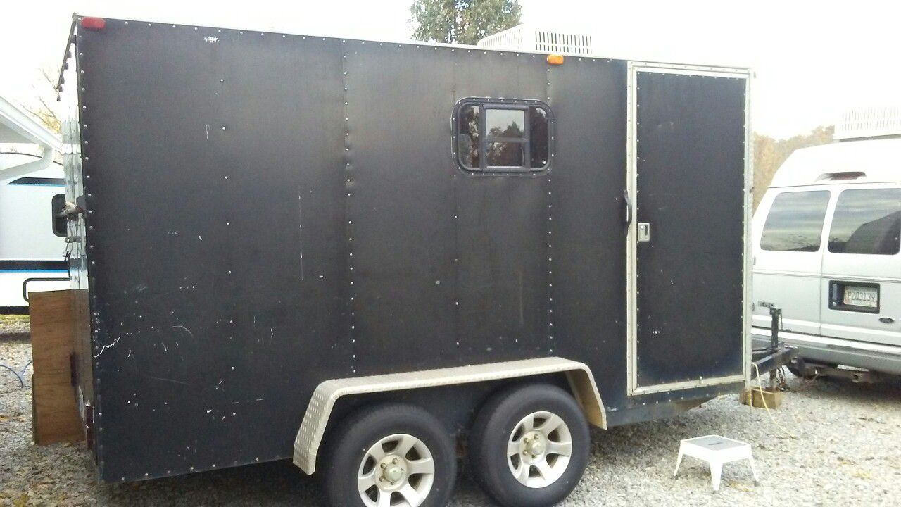 Photo Toy hauler camper. Elite V Nose Cargo trailer camper. Self contained dual axle heavy duty 2 studs box. light weight 2900 lbs