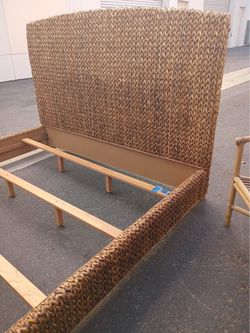 Statement Seagrass California King Bed – Coastal Resort Style